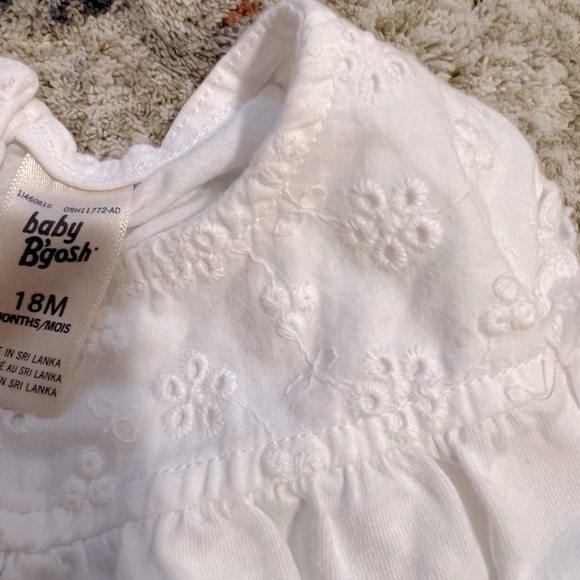 [Oshkosh B’gosh] Onsie with Eyelet Detailing - Picture 2 of 3
